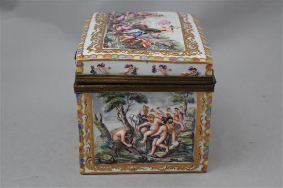 A Richard Ginori Capo di Monte style casket and cover, 17cm.